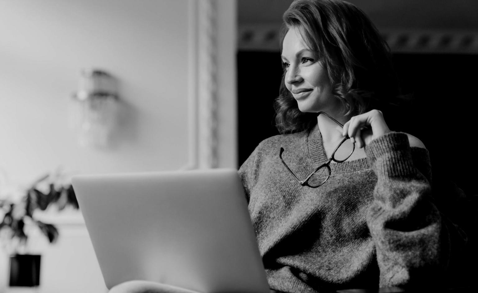 Bureau d'analyse financière moderne avec écrans multiples affichant des données de marché