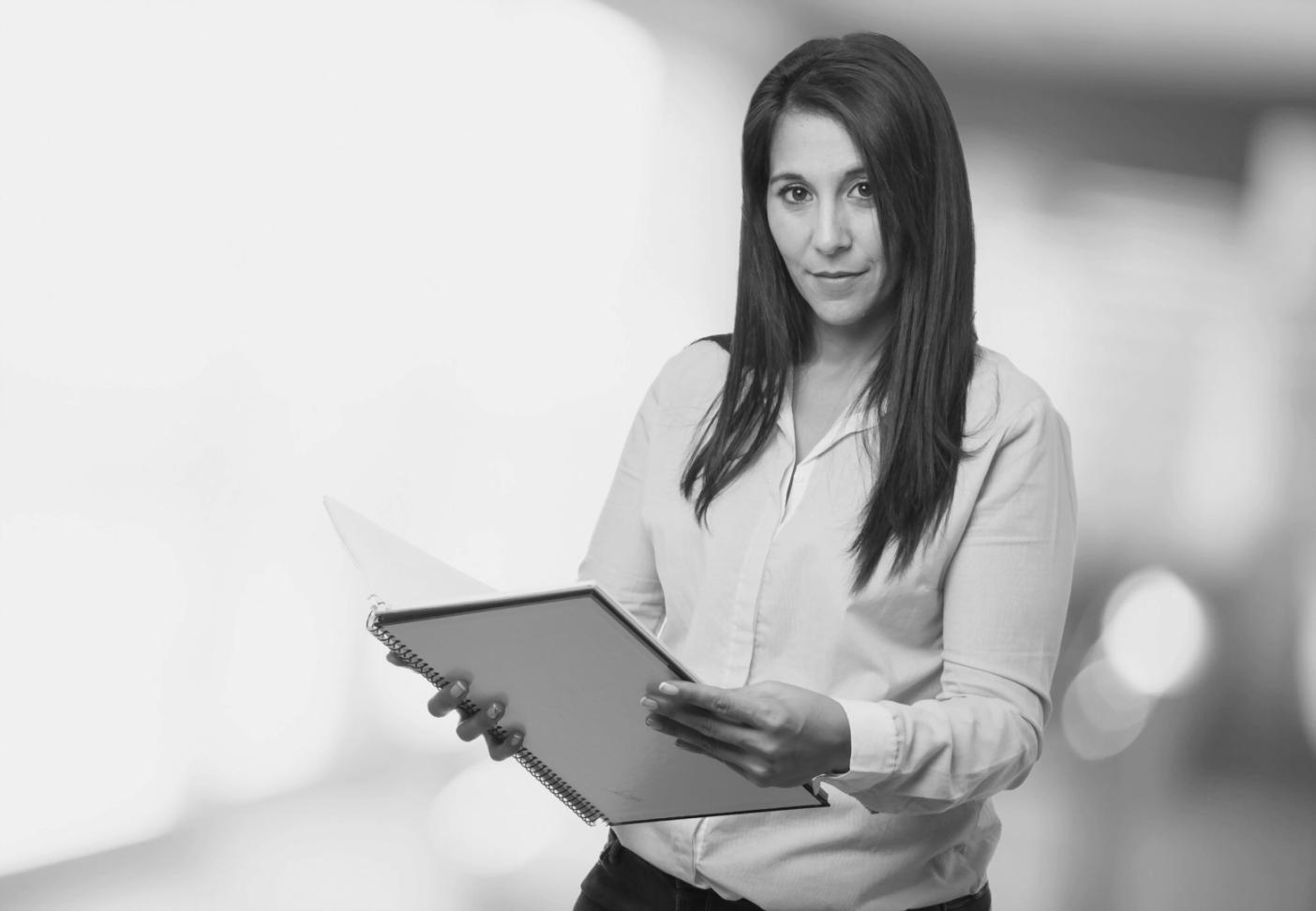 Analyste financier examinant des données complexes sur plusieurs écrans